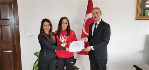 Şampiyon Sporcumuz Selvi İlyasoğlu ve Antrenörü Elis Yıldız, Kaymakam Mustafa Maslak’ı Ziyaret Etti